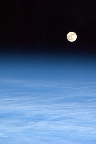 4 Mars 2013 - Lever de lune - Photo: Chris Hadfield/NASA