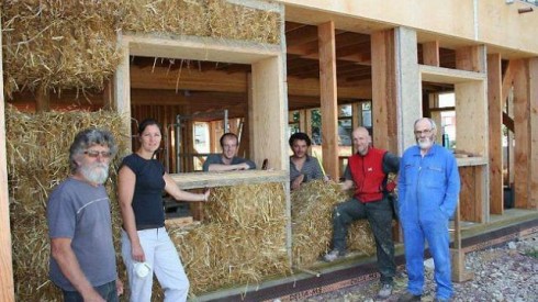 Chantier ouvert pour la construction en bottes de pailles de la maison d'accueil des jeunes enfants à St Meen Le Grand. Photo Ouest France