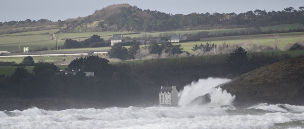 A pentrez, au fond de la baie de Douarnenez, les habitations riveraines ont été sévèrement menacées par les tempêtes exceptionnelles de l'hiver 2013 - Photo : erwan-foto.com