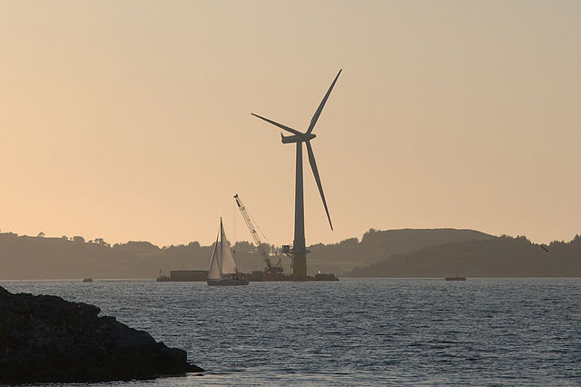  Hywind, première éolienne flottante, au large de Stavanger- photo de  Lars Christopher — originally posted to Flickr as Hywind. Sous licence CC BY-SA 2.0 via Wikimedia Commons - https://commons.wikimedia.org/wiki/File:Hywind.jpg#/media/File:Hywind.jpg