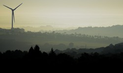 Eolienne sur les hauteurs de Chateaulin,  Finistère - crédit photo ERWAN PIANEZZA 