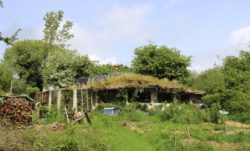 Architecture : maison ronde en matériaux naturels…