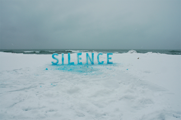 Sculpture sur glace et typographie éphémère