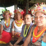 Ariadna Burgos (à gauche) participe à une cérémonie familière traditionnelle à Siberut (Indonésie). © Thomas Guery