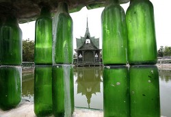 Thailande : un temple construit avec des bouteilles