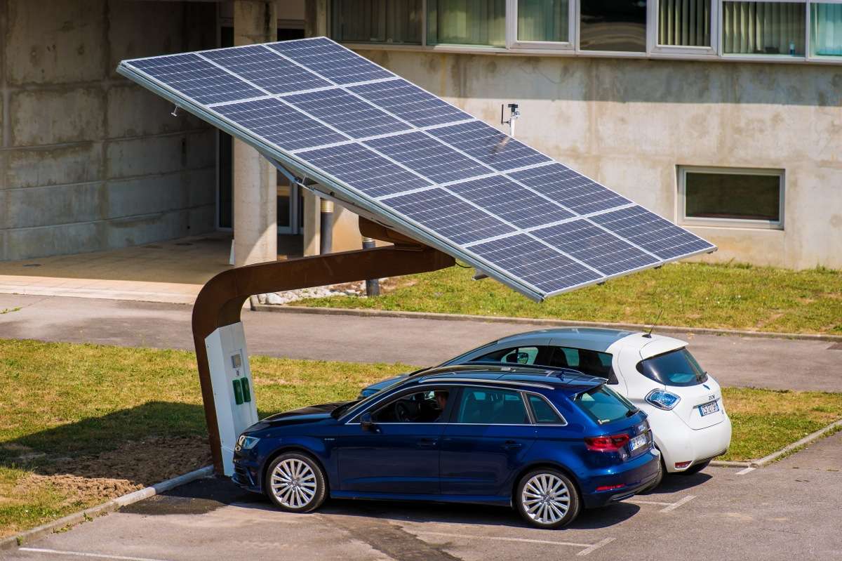 Panneaux solaires et bornes de recharge de voitures électriques