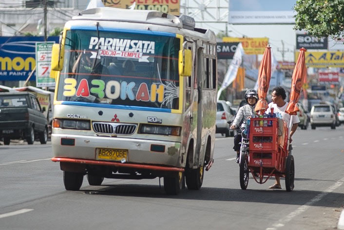 Indonésie : la ville de Surabaya offre un trajet gratuit en bus en échange de bouteilles plastiques