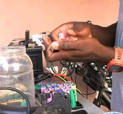 Ghana : il a construit une moto électrique avec des batteries d’ordi portable